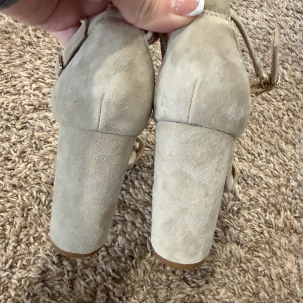 Steve Madden Carrson Sandals / Block Heels Size 7 in Grey/Taupe Suede Leather